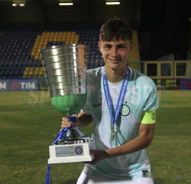 赛前欧冠传出新动向，皇家社会战术微调，管理层表态：球迷炸锅，球探报告显示潜力的简单介绍