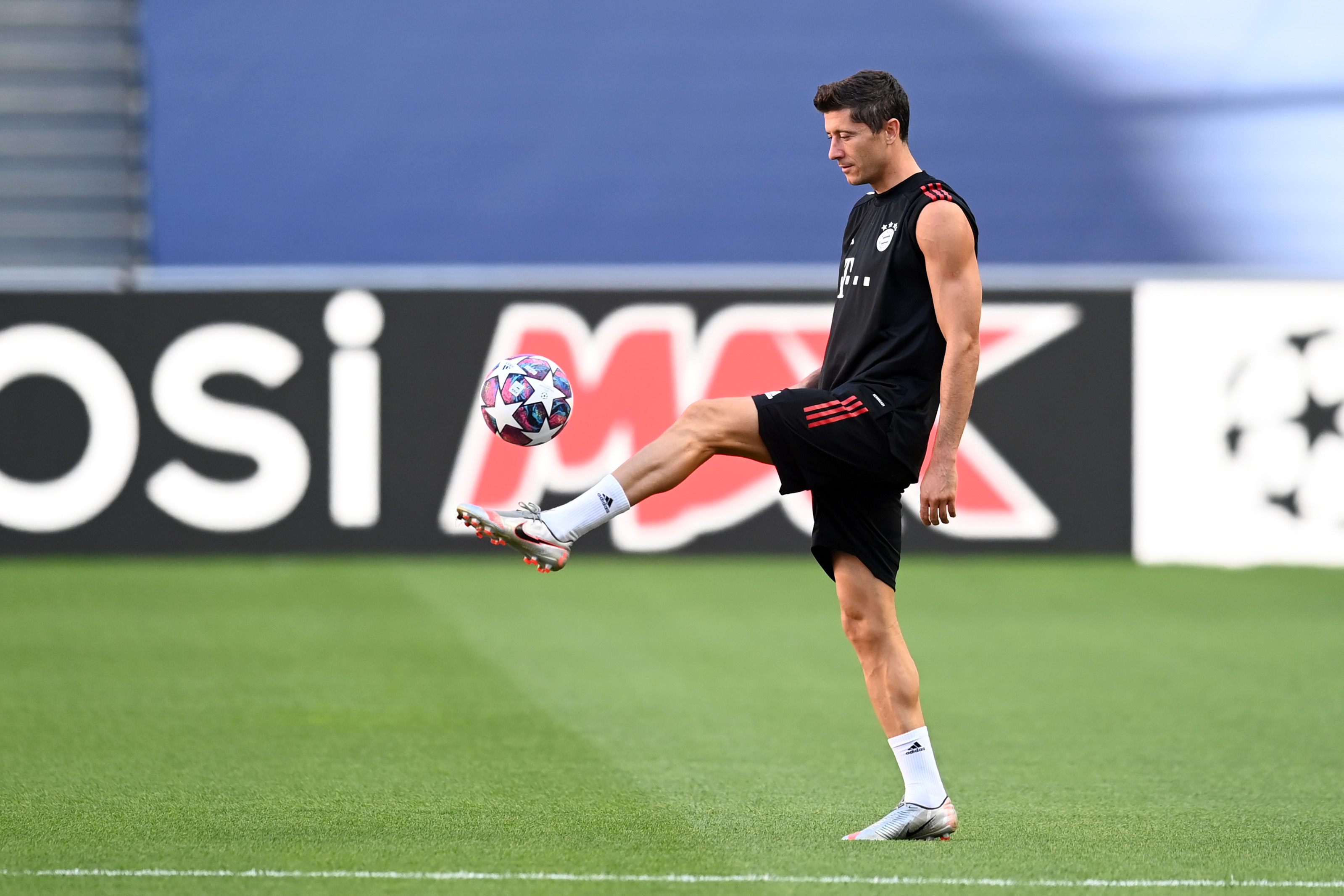 莱万多夫斯基回归赛场，战术调整首场状态亮眼，DWG观众沸腾！的简单介绍